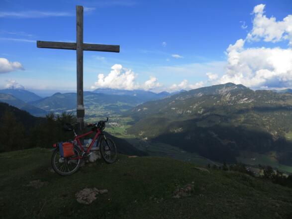 Almkreuz hinter der Oberen Scheibenbühlam, Blick nach Schwendt