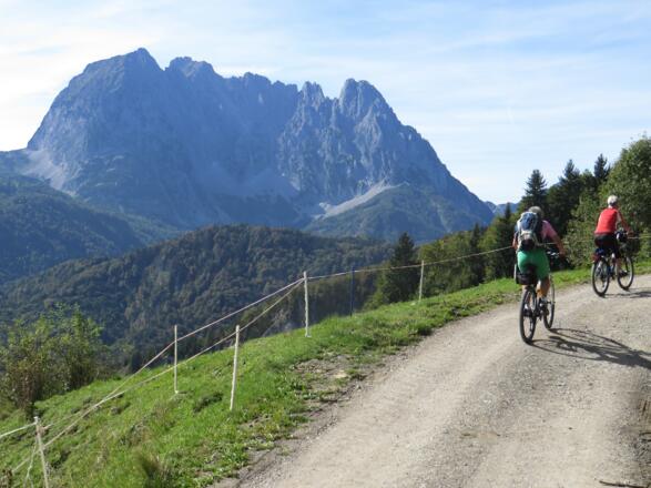 Auffahrt auf Schotterstraße