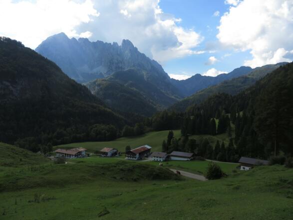 Der Wilde Kaiser über dem Gasthaus Altmühle
