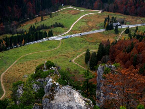 Tiefblick vom Karlkreuz zum P und zur Karlhütte