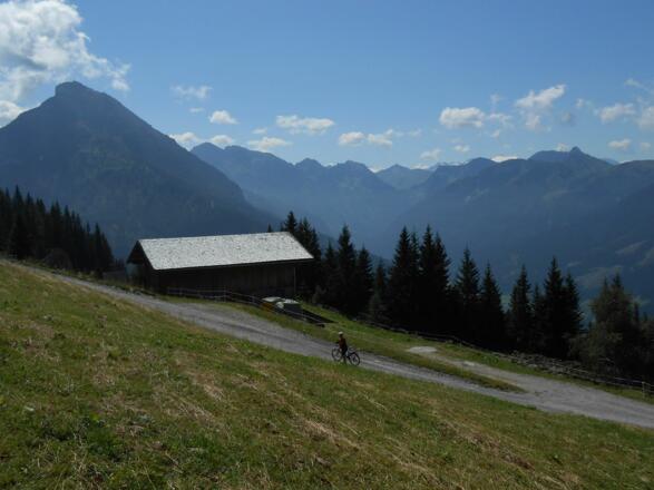 Kurz vor dem Gasthaus Schüttalm, Blick zu den Radstädter Tauern
