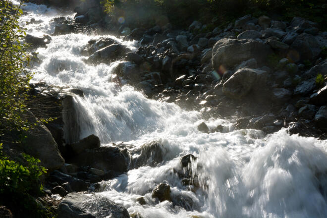 Neben dem Weg rauscht der Kitzlesbach