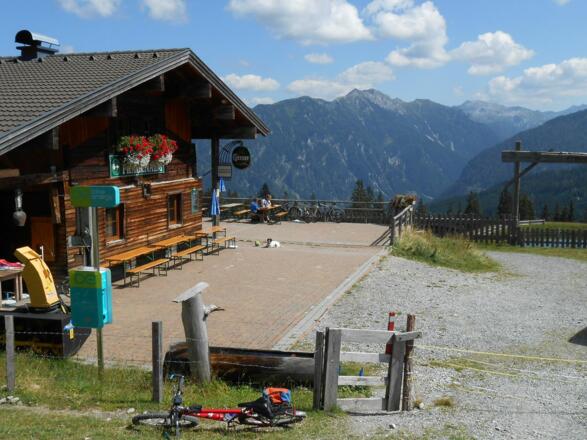 Einkehr auf der Frauenalm, nur bis zum Almabtrieb offen!