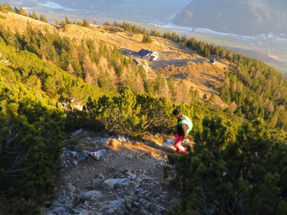 ... führt der Weg in Serpentinen nach oben. Unten die Astenau Alm.