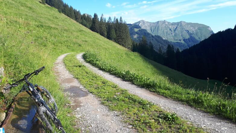 Erfrischung beim Brunnen der Gumpenalpe