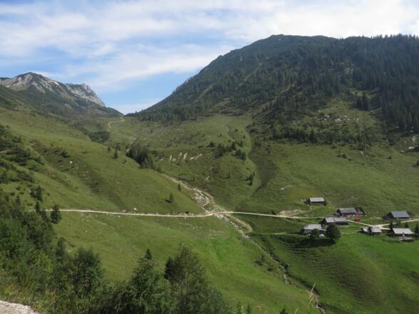 Unter uns bereits die Rinnbergalm, steile Abfahrt
