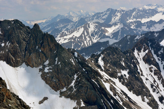 Blick vom Westgrat zum nahen Ampferkogel und zu den östl. Ötztaler Alpen