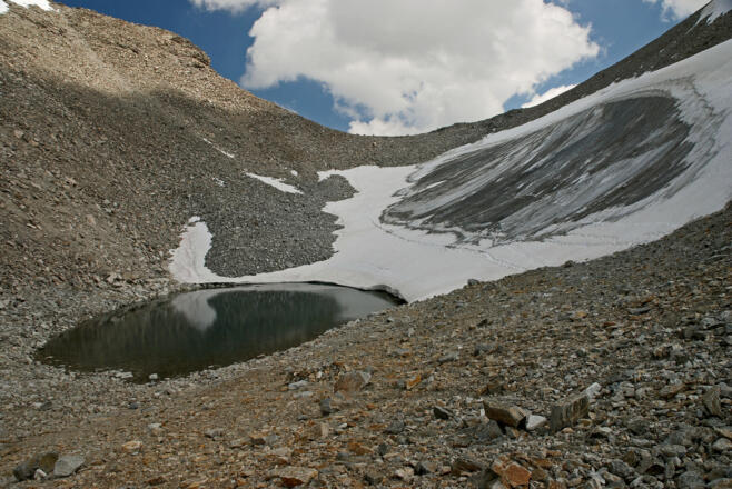Am Gegensee in der Mulde unter dem Gipfel