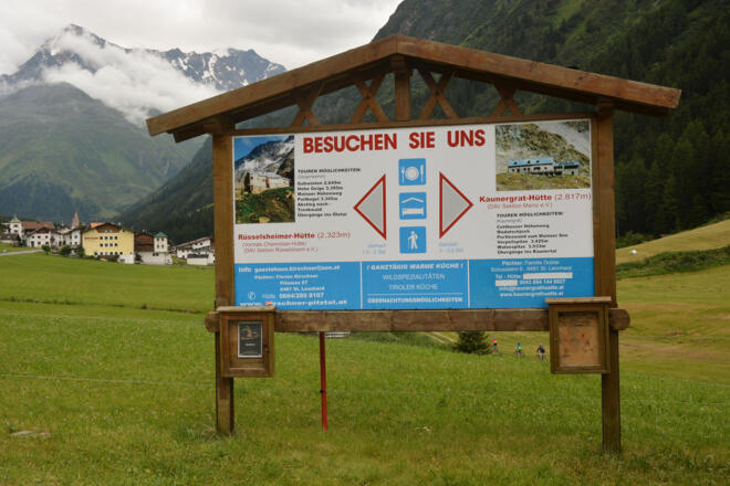 Hütten-Info am Parkplatz im Pitztal