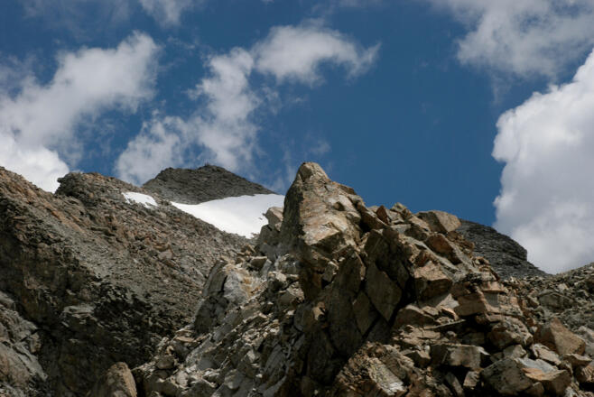 Blick zum Gipfel der Hohen Geige vom Westgrat, kurz unterhalb der Firnmulde