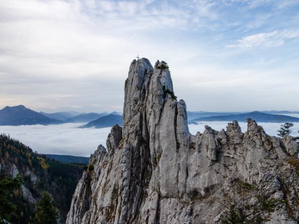 im Herbst thront die Adlerspitze oft über dem Nebelmeer