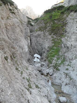 Die Gumpenkaskade bietet frisches Wasser und einen Rastplatz.