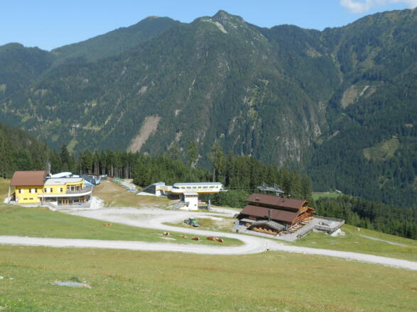 Abfahrt auf der Skipiste bzw. auf der Schotterstraße, im Hintergrund der Lackenkogel