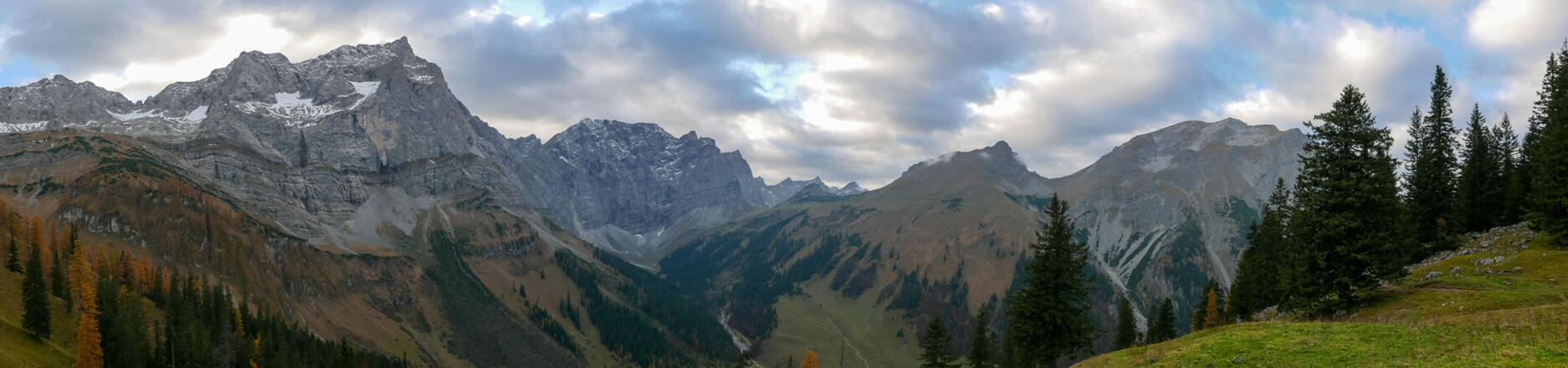 Blick vom Panoramaweg von der Hochglückscharte (ganz links) über Eiskar- und Spritzkarspitze den Hauptkamm entlang bis nach rechts zum Gamsjoch