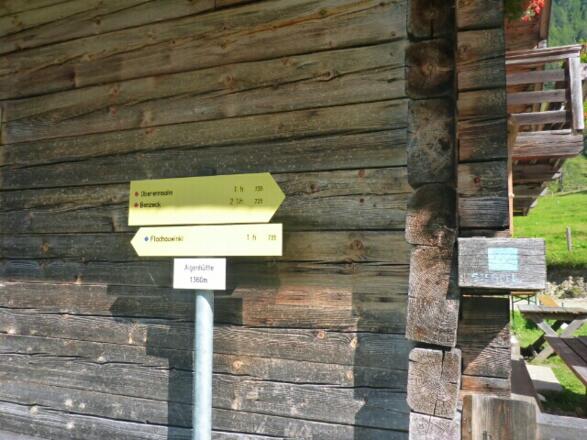 Beschilderung mit Wegzeiten bei Aigenhütte