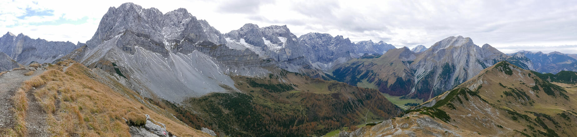 Panorama vom Gipfel des Hahnenkampl. Hochnissl ganz links, Lamsenspitze, weiter über den Hauptkamm bis zum Gamsjoch