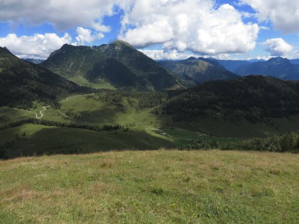 Übersicht vom Taborberg aus, links die Straße zur Rinnbergalm
