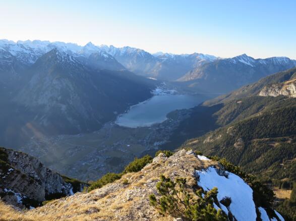 Im Westen: Achensee mit Maurach und Pertisau (am 30.12.2015). Hinten das Karwendel.