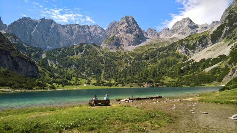 Blick über den Seebensee zu Drachenkopf, Wamperter Schrofen und den Grünsteinwänden