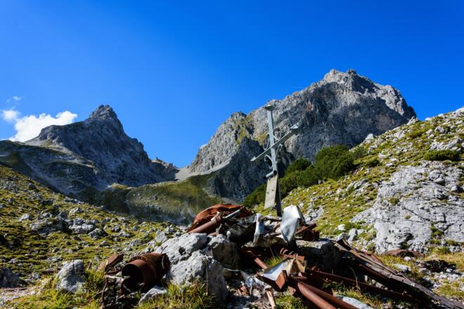 Die Trümmer eines im zweiten Weltkrieg abgestürzten Bombers sind ein stilles Mahnmal der Geschichte