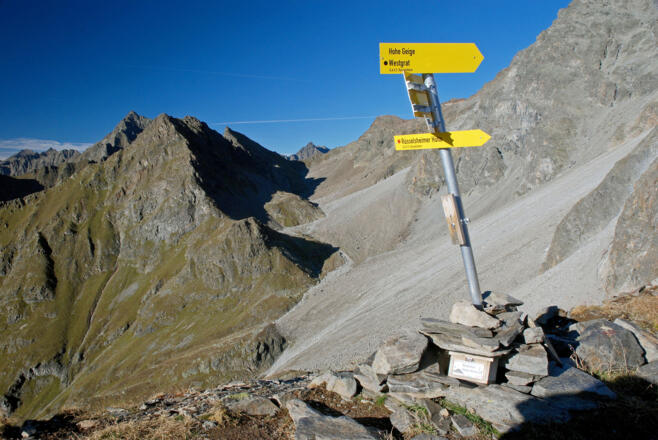 Hinweisschild auf Gahwinden, Blick zum Kapuzinerjoch