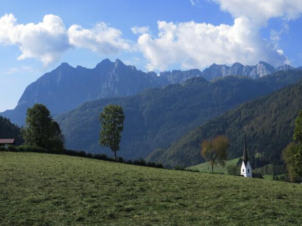 Kurz nach dem Start, Kirchturm von Schwendt vor dem Wilden Kaiser