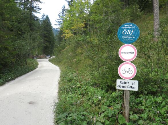 Die Forststraße zur Rinnbergalm,. von unten her gesperrt!