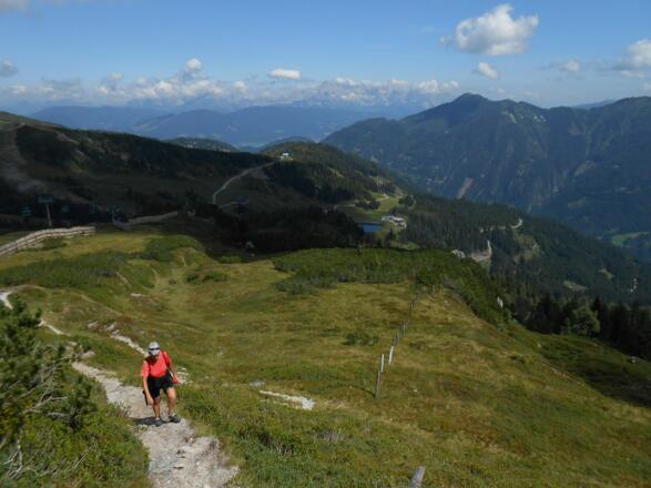Gipfelanstieg die letzten Meter zu Fuß, im Hintergrund der Dachstein