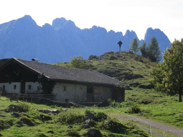 Almidylle hinter der Sprissleralm, mit den Kaiserspitzen