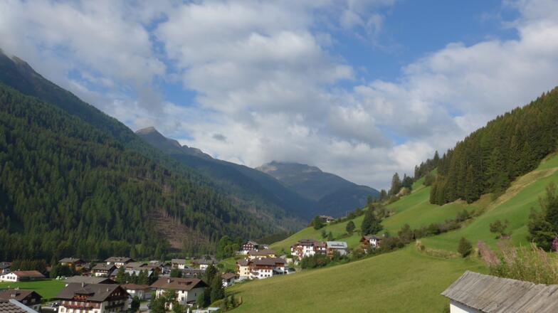 Auf dem Höhenweg, Blick zum Kahorn, links  und Deferegger Pfannhorn, Bildmitte