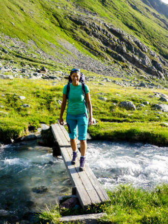 Der Alpeiner Bach wird mithilfe dieses Brückchens überquert