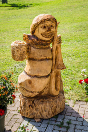 Holzfigur bei der Holzwurmhütte