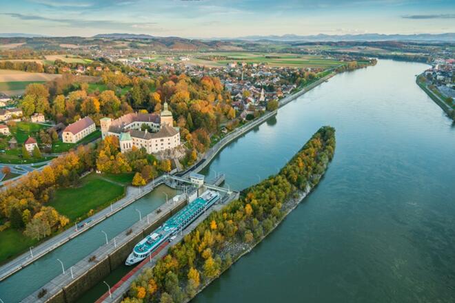 Ausblick von oben auf Schloss Persenbeug und Donau