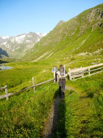 Neben der Hütte geht es hinein ins Hochtal des Alpeiner Ferners
