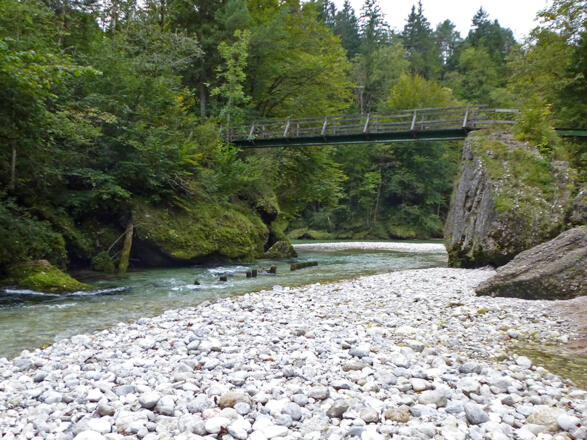 Am Holzsteg über die Krumme Steyrling führt der Schluchtweg weiter Richtung Rinnende Mauer