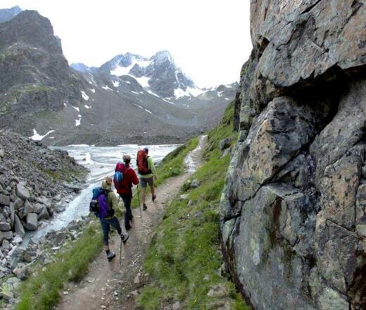 Nach dem Steinkogel führt der Weg westwärts in ein weitläufiges Kar - Endspurt zur Kaunergrathütte