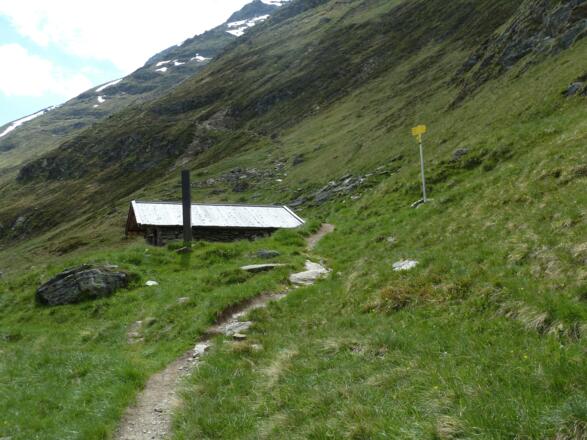 Abzweigung an der Küppelehütte mit Wegweiser (Weg geradeaus führt aufs Ramolhaus)