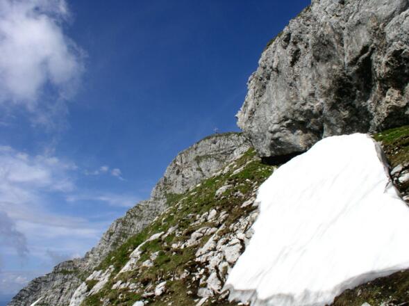 Ostgratanstieg, Gipfelkreuz in Sicht