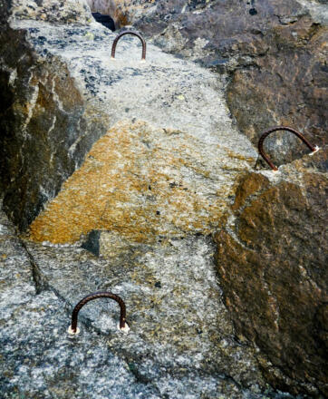Kurze überhängende Kletterei ist durch Trittbügel entschärft