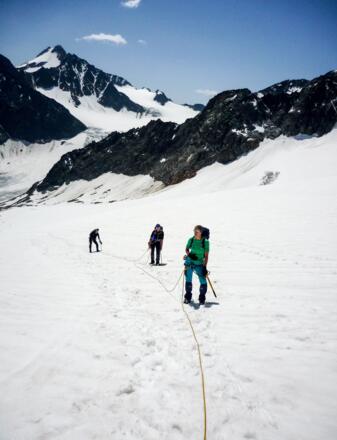 Seilschaft auf dem Verborgen-Berg-Ferner