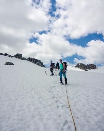 Seilschaft beim Abstieg über den Turmferner. Im Hintergrund der Gipfel.