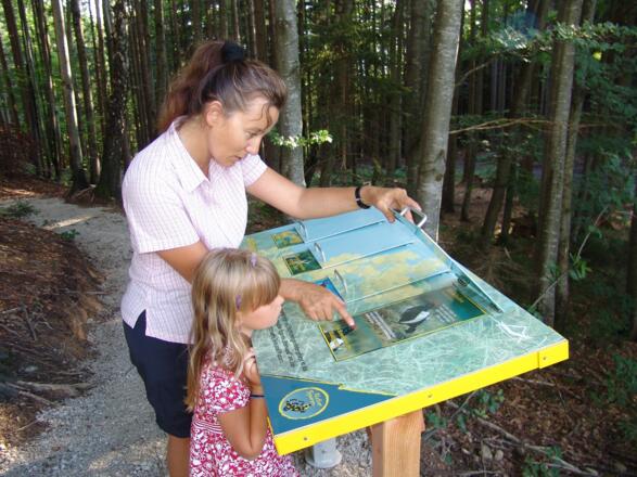Der Natur-Spuren Weg ist auch gut geeignet für Familien mit Kindern