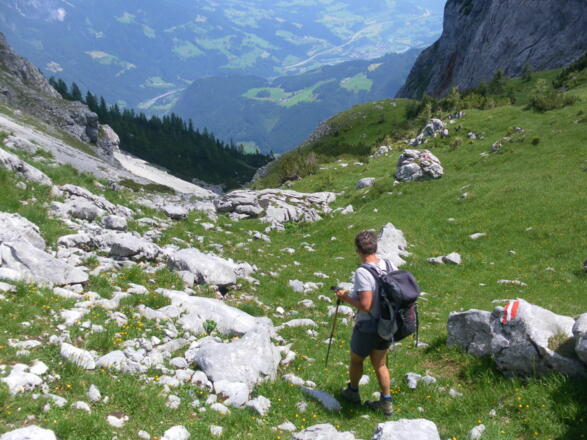 markierter Pfad zur verfallenen Karalm