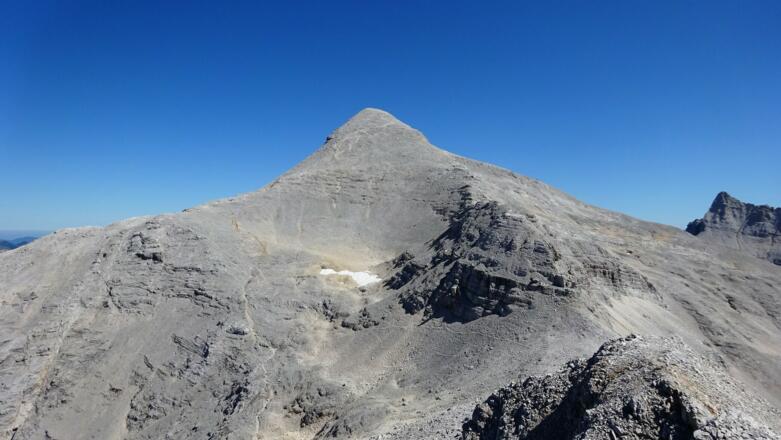 Die Westl. Ödkarspitze. Aufstieg direkt am Grat oder man quert unterhalb des Felskopfs nach links und mündet in den Brendelsteig ein.