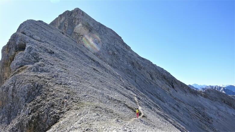 Am Nordgrat der Breitgrießkar-Spitze. Der Weg führt zuerst waagrecht in die Steilflanke, dann ...
