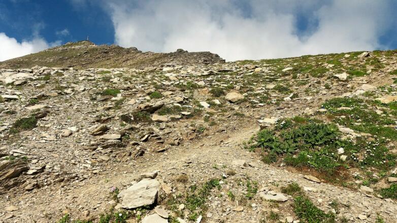 Die letzten Meter zum Gipfelkreuz in schrofigem Gelände.
