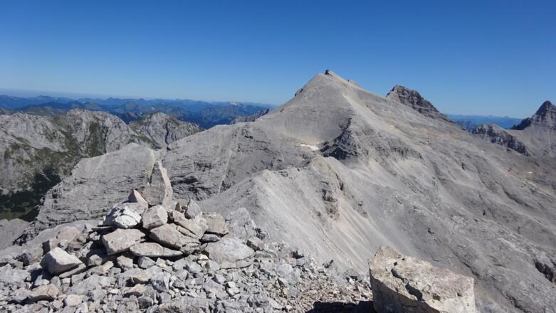 Am Gipfel der Marxenkarspitze (2636 m). Blick auf den weiteren Gratverlauf über die drei Ödkarspitzen zur Birkkarspitze. Ganz rechts die Kaltwasserkarspitze.