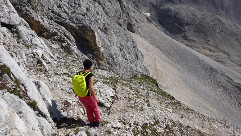 ... duch steiles, grasdurchsetztes Schrofengelände hinunter ins ...