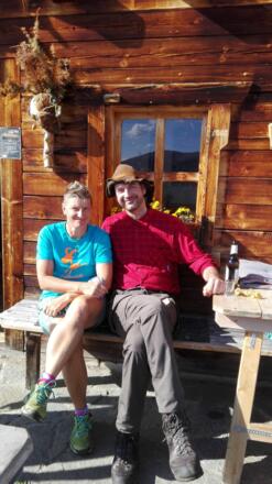 Wanderleiterin Dorothea Volgger und Andreas Keuchel aus Kassel vor der Alm - Guida escursionistica Dorothea Volgger e Andreas Keuchel da Kassel di fronte alla malga Holzerböden
