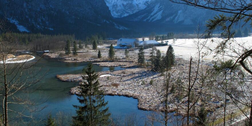 Das Ende des Almsees mit dem Gasthof Seeblick ...